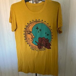 Graphic tee “Kiss the Moon”